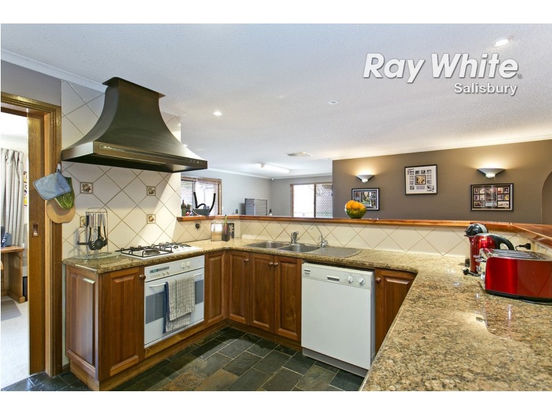 7 Mary-Alice Drive, Para Hills SA 5096