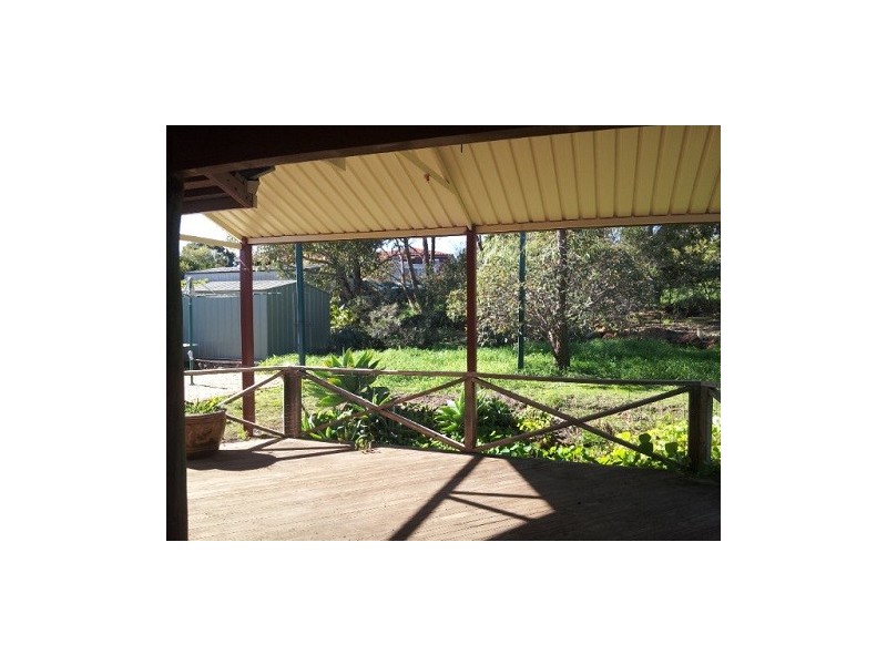 3 Robins Rd, Kalamunda WA 6076