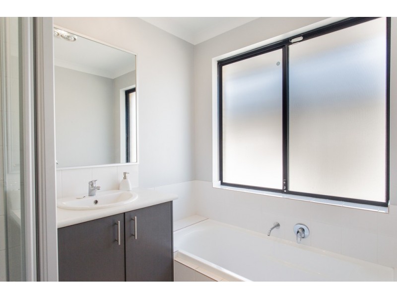 12 Passendale Crescent, Piara Waters WA 6112