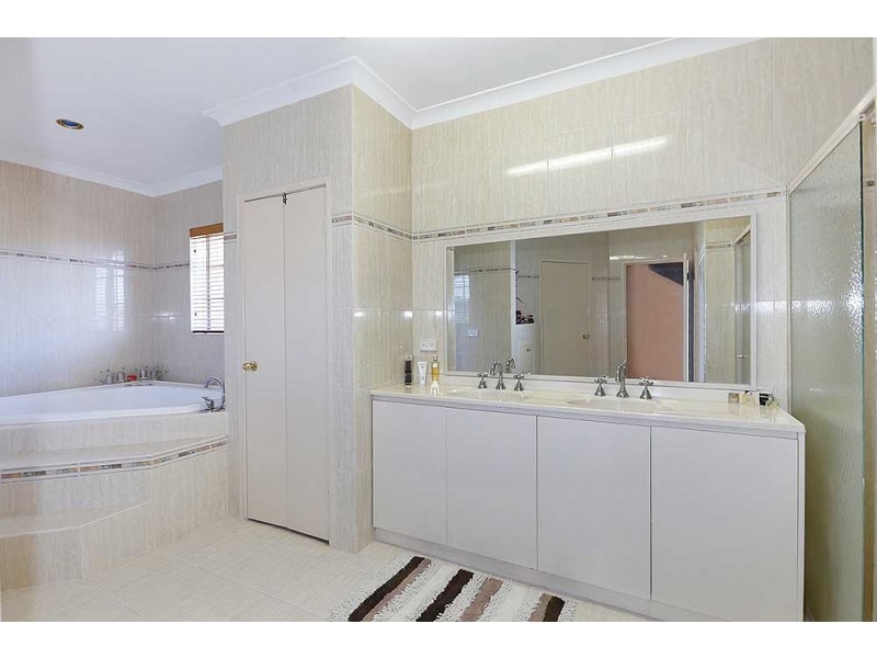 90 Mustang Road, Champion Lakes WA 6111