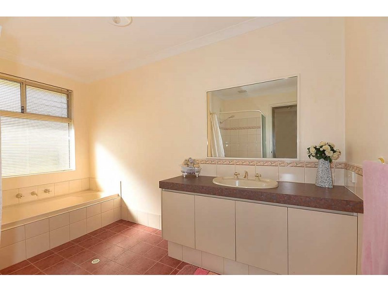 90 Mustang Road, Champion Lakes WA 6111