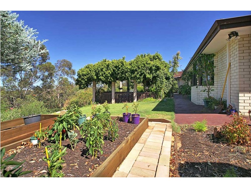 7 Valencia Grove, Mount Nasura WA 6112