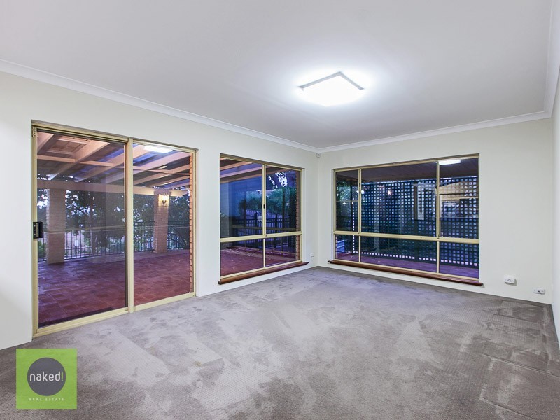 2 Chardonnay Grove, Mount Nasura WA 6112