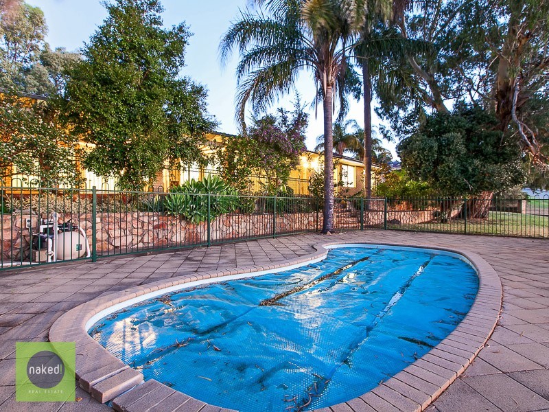 2 Chardonnay Grove, Mount Nasura WA 6112