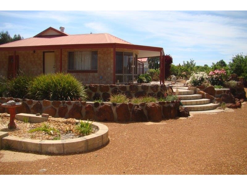 12 Highlands Ave, Bridgetown WA 6255