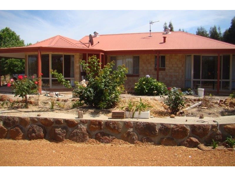 12 Highlands Ave, Bridgetown WA 6255