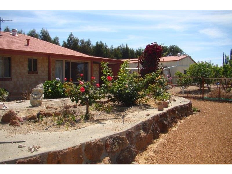 12 Highlands Ave, Bridgetown WA 6255