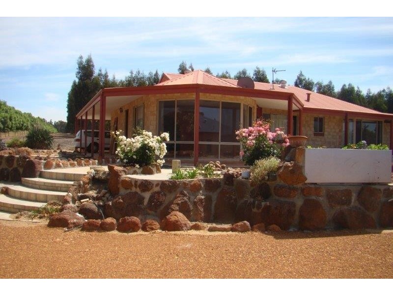 12 Highland Ave, Bridgetown WA 6255