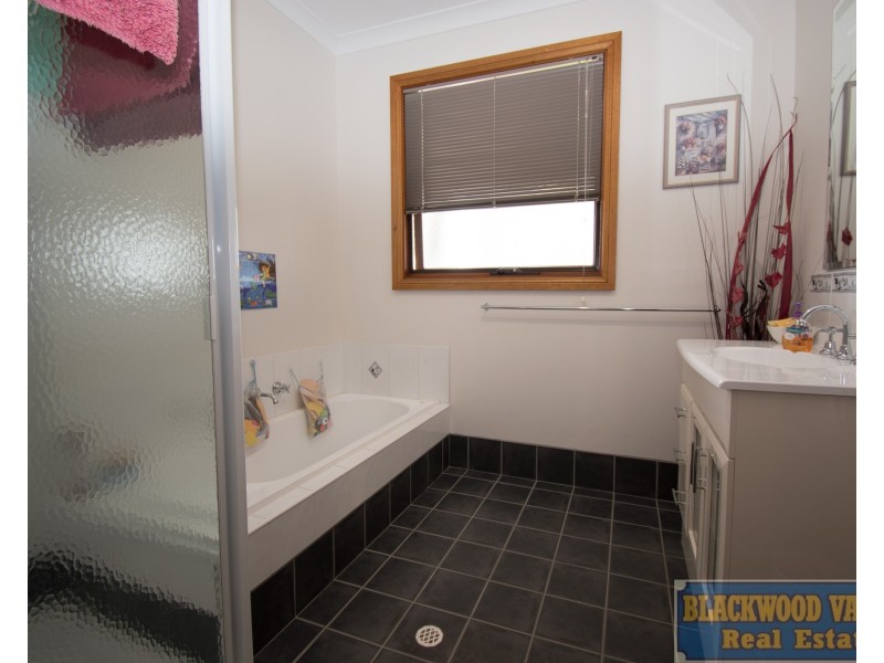 23 Robinia Way, Kangaroo Gully WA 6255