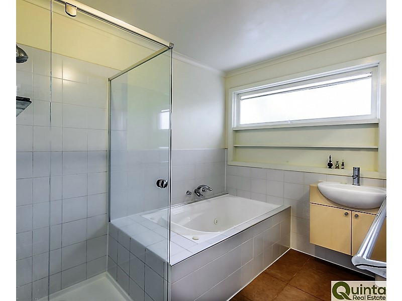 4/3 Crewe Road, Hughesdale VIC 3166