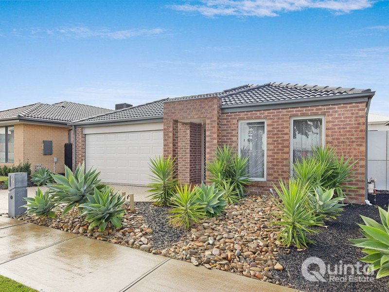 94 Wheelers Park Drive, Cranbourne North VIC 3977