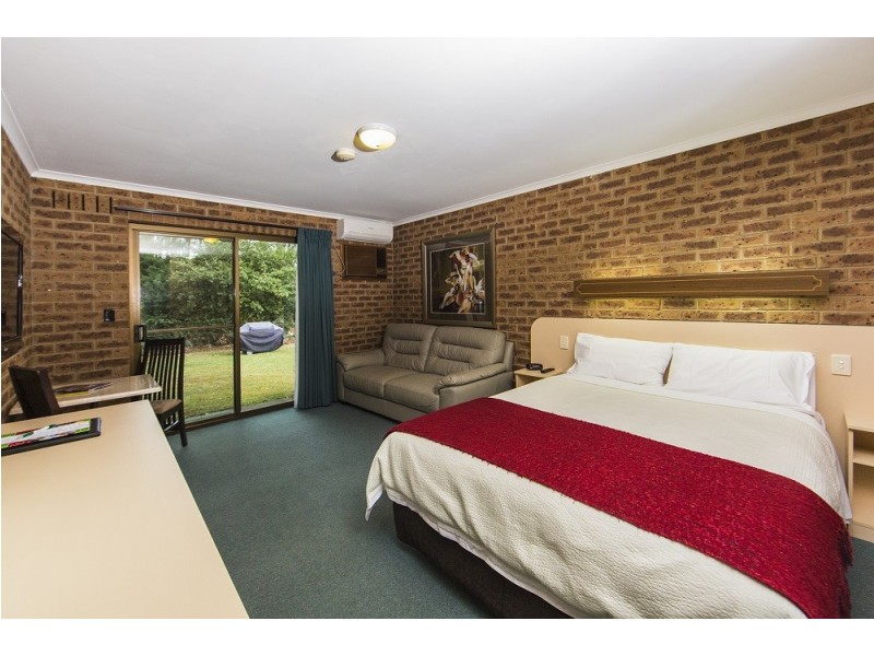 6 Hillside Avenue South, Eildon VIC 3713