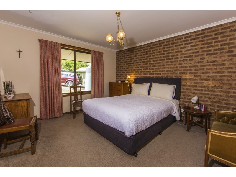 6 Hillside Avenue South, Eildon VIC 3713