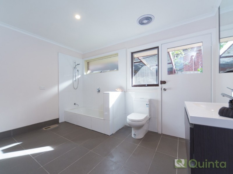 19 Trenton Place, Mooroolbark VIC 3138