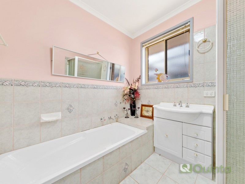 8 Kendari Court, Hampton Park VIC 3976