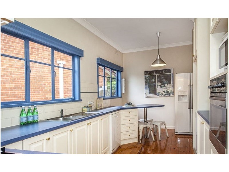 8 McGhee Avenue, Mitcham VIC 3132