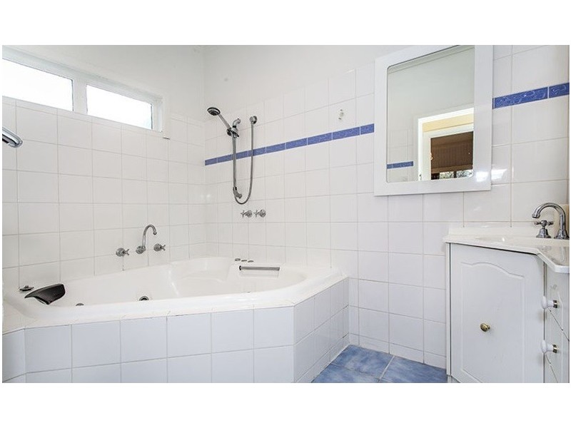 8 McGhee Avenue, Mitcham VIC 3132