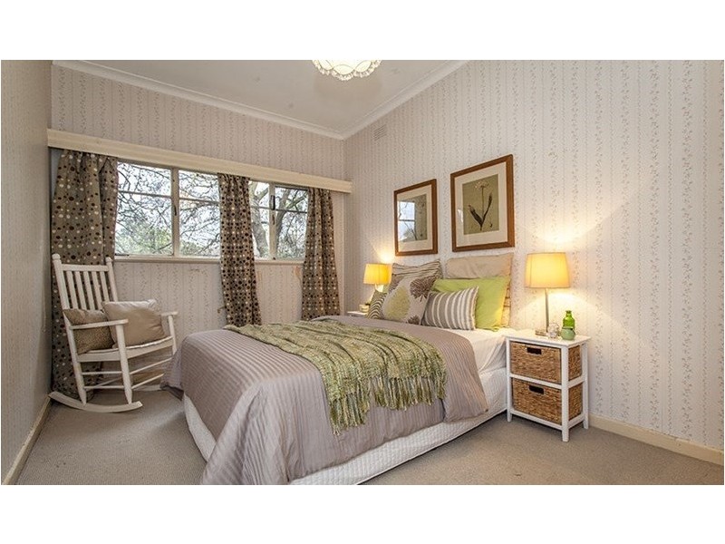 8 McGhee Avenue, Mitcham VIC 3132