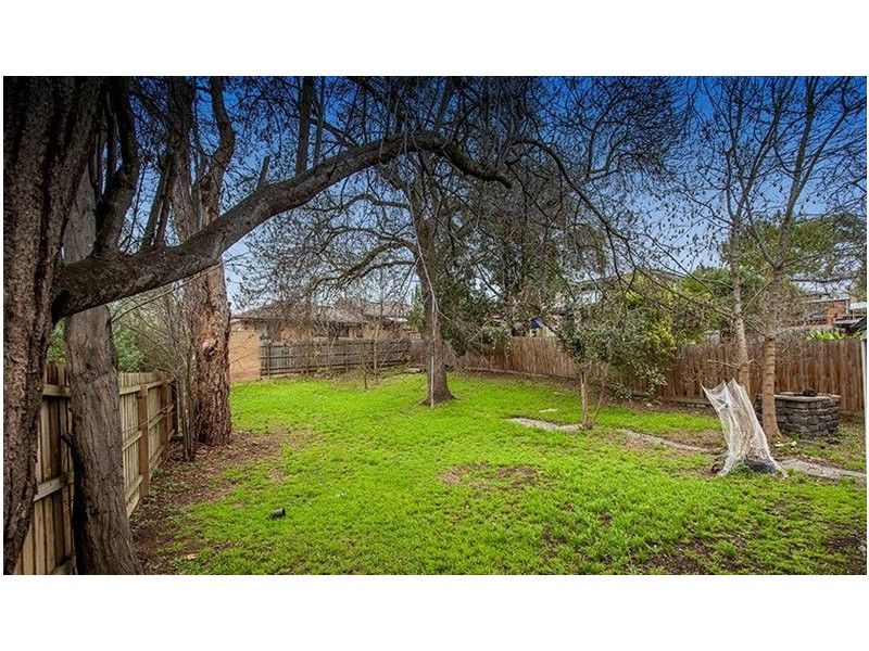 8 McGhee Avenue, Mitcham VIC 3132