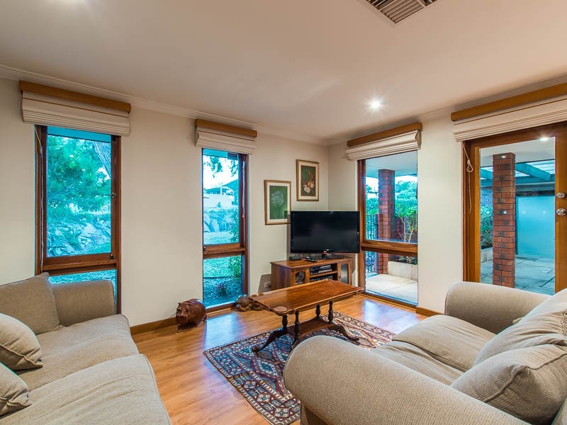 4 Venus Way, Hillarys WA 6025