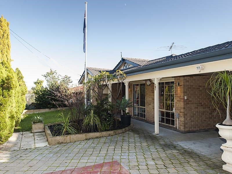 8 Kent Road, Marangaroo WA 6064