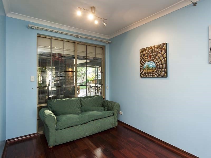 8 Kent Road, Marangaroo WA 6064