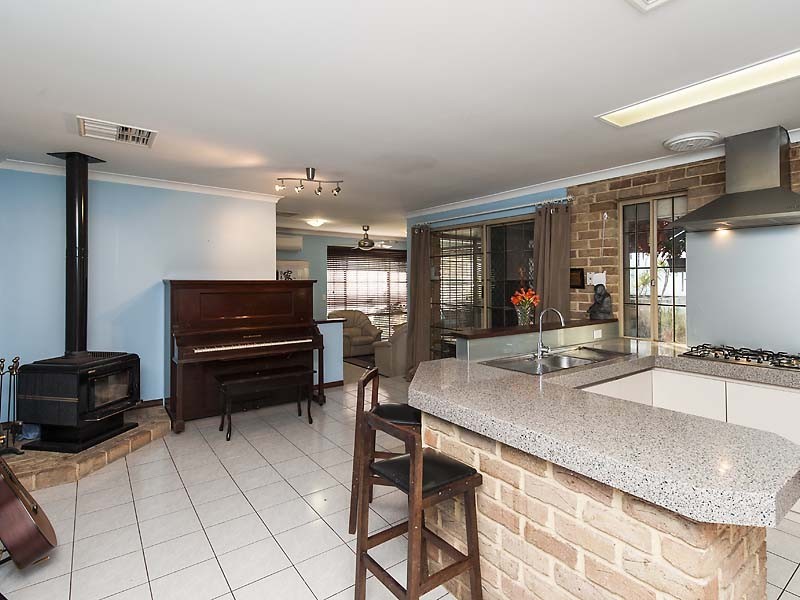 8 Kent Road, Marangaroo WA 6064