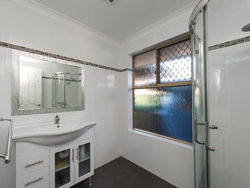 8 Kent Road, Marangaroo WA 6064