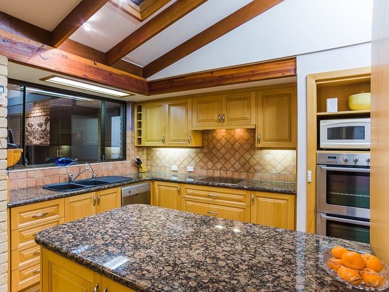 9 Oldham St, Hillarys WA 6025