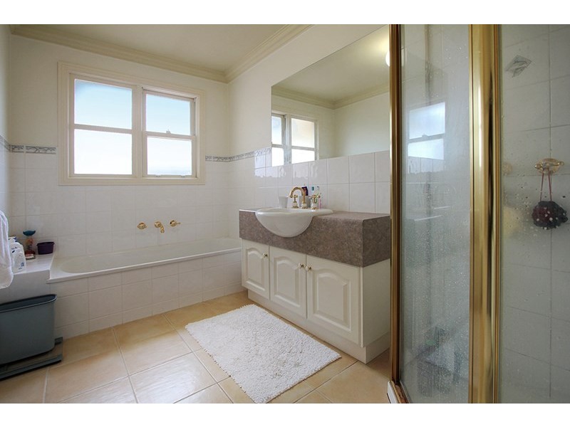 24 Hammence Street, Glen Waverley VIC 3150