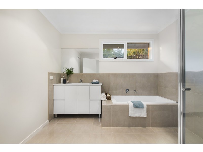 2/6 Centre Court, Burwood VIC 3125