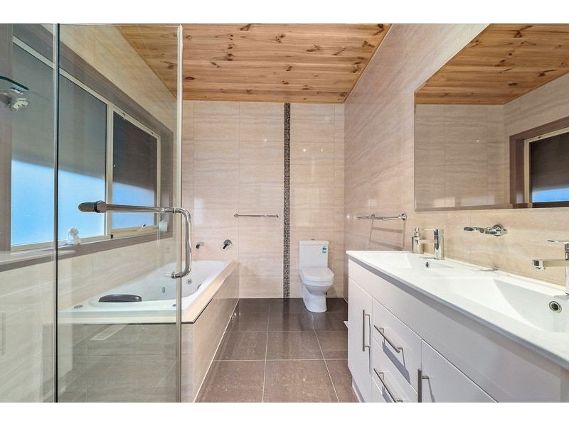 4 Rennat Court, Berwick VIC 3806