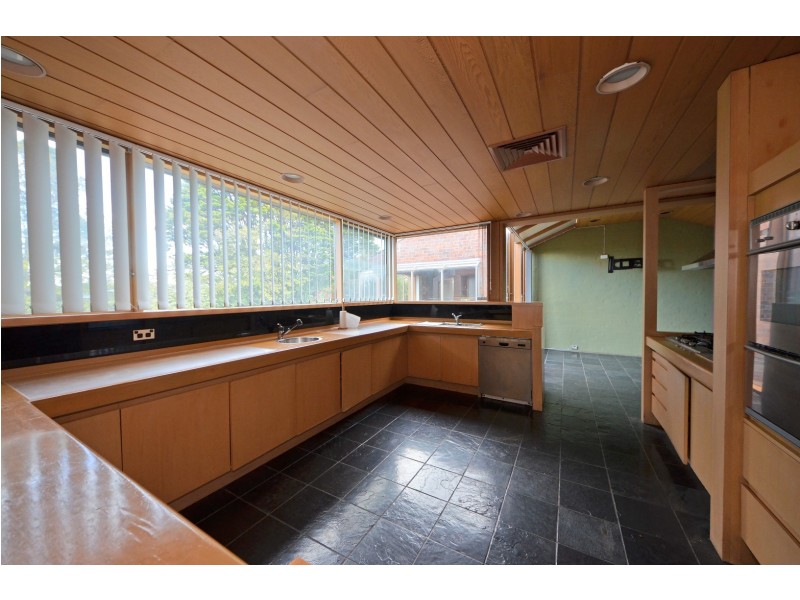 8 Stirling Crescent, Glen Waverley VIC 3150