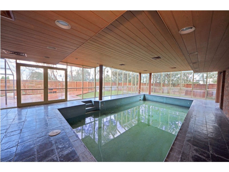 8 Stirling Crescent, Glen Waverley VIC 3150