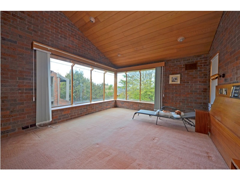 8 Stirling Crescent, Glen Waverley VIC 3150