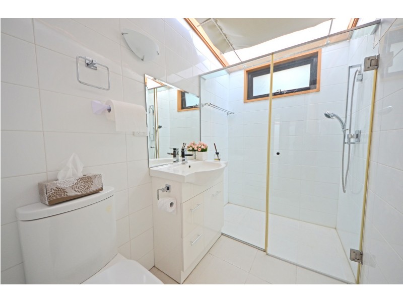 8 Stirling Crescent, Glen Waverley VIC 3150