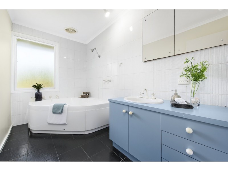 18 Overland Drive, Vermont South VIC 3133