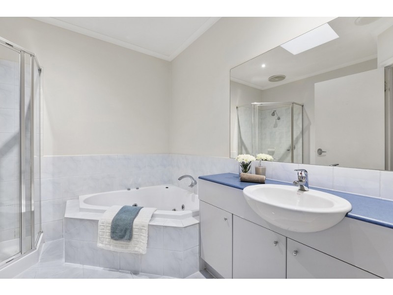 25 Herriotts Boulevard, Glen Waverley VIC 3150