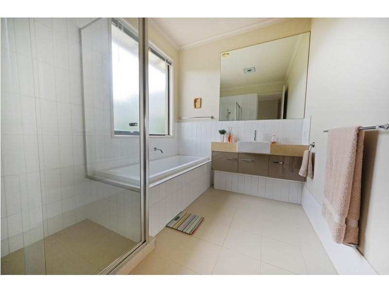 9 Cinnabar Avenue, Mount Waverley VIC 3149