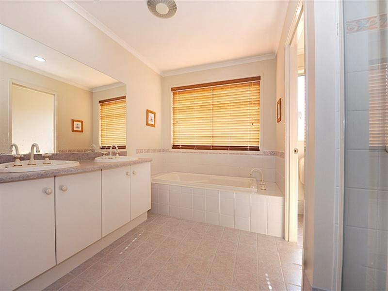 42 Arlington Drive, Glen Waverley VIC 3150