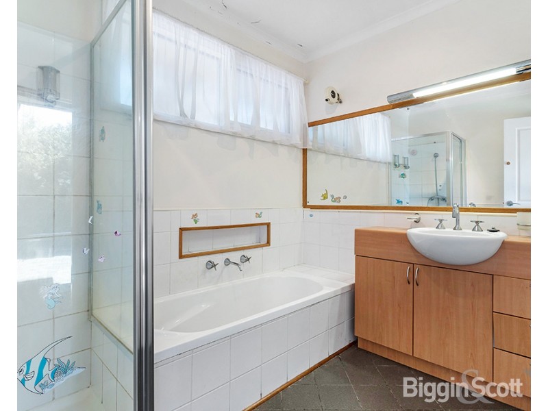 42 Calderwood Avenue, Wheelers Hill VIC 3150