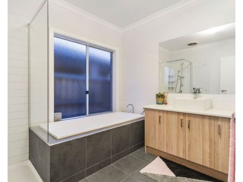 15 Hayton Park Boulevard, Cranbourne West VIC 3977