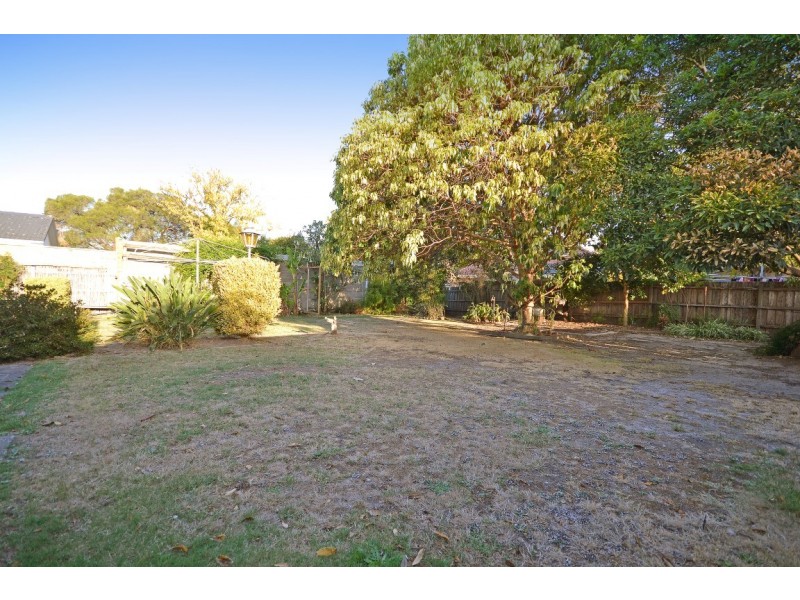8 Folkestone Road, Glen Waverley VIC 3150