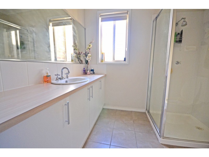 5 Sunbird Avenue, Cranbourne VIC 3977