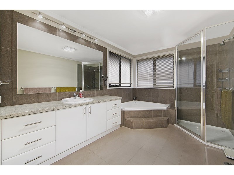 25 Ivanhoe Street, Glen Waverley VIC 3150