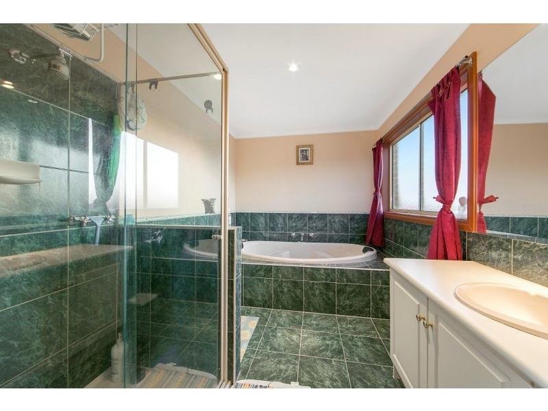 2 Wyuna Court, Wheelers Hill VIC 3150