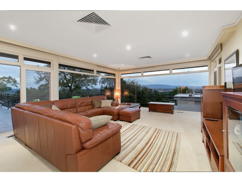 1 Pleasant View Crescent, Wheelers Hill VIC 3150