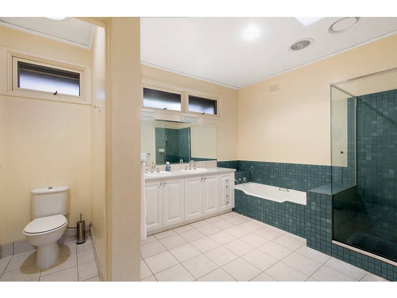 1 Pleasant View Crescent, Wheelers Hill VIC 3150