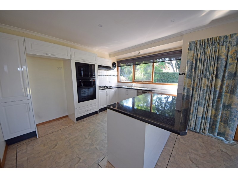 4 Bramley Crescent, Wheelers Hill VIC 3150