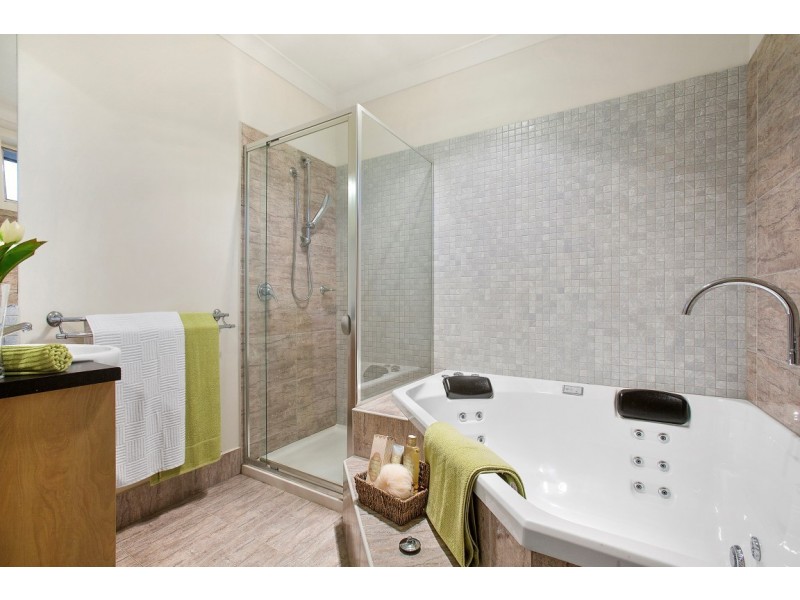 2/16 Risdon Drive, Notting Hill VIC 3168